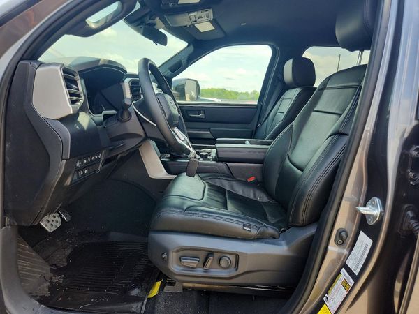 2025 TOYOTA TUNDRA SR5