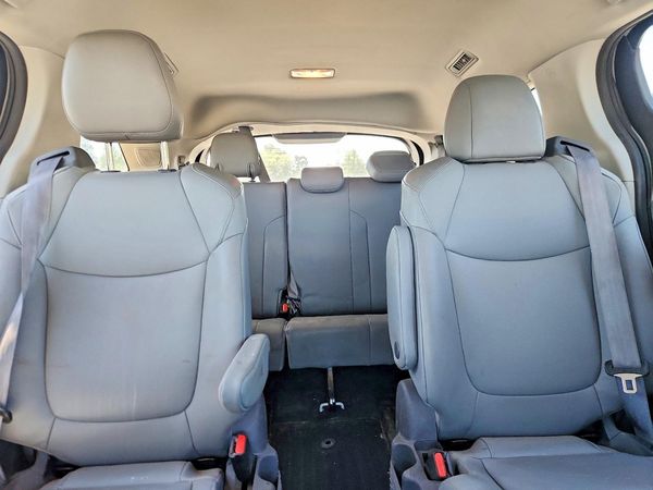 2021 TOYOTA SIENNA XLE Plus Package