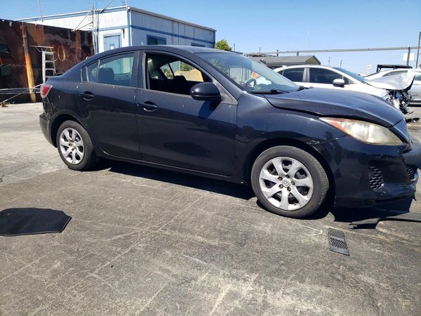 2013 MAZDA 3 SV/Base