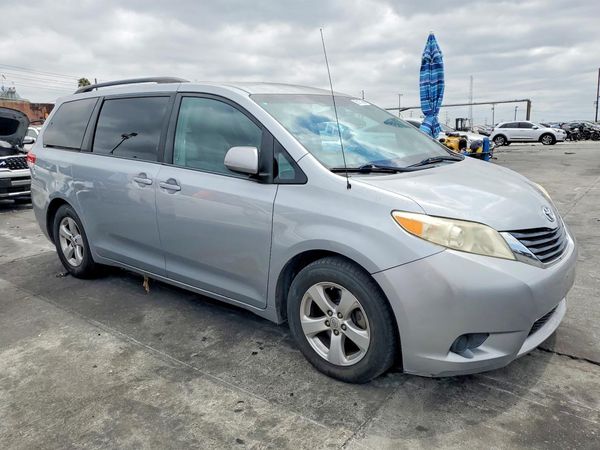2014 TOYOTA SIENNA