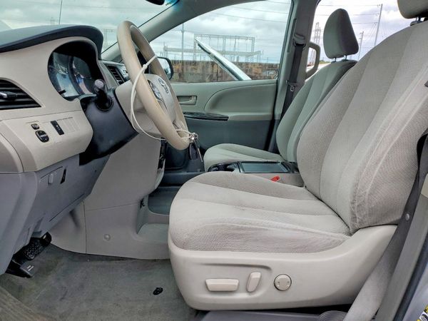 2014 TOYOTA SIENNA