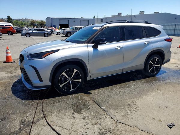 2022 TOYOTA HIGHLANDER XSE