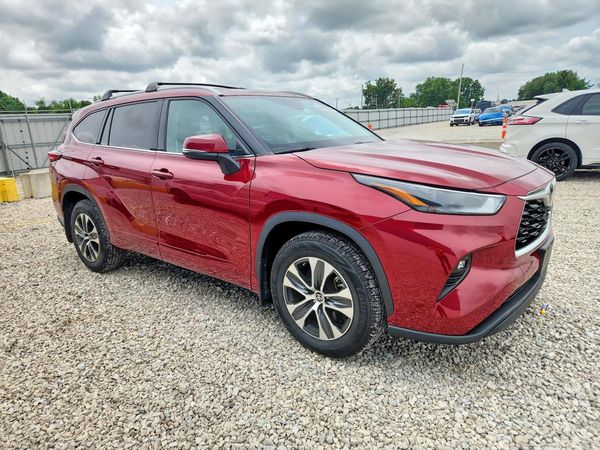 2022 TOYOTA HIGHLANDER XLE