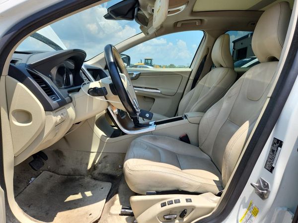 2015 VOLVO XC60 Premier (non R design)
