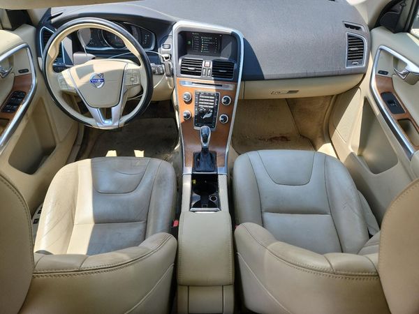 2015 VOLVO XC60 Premier (non R design)