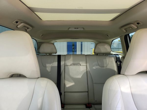 2015 VOLVO XC60 Premier (non R design)