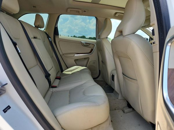 2015 VOLVO XC60 Premier (non R design)