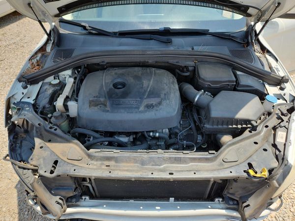 2015 VOLVO XC60 Premier (non R design)