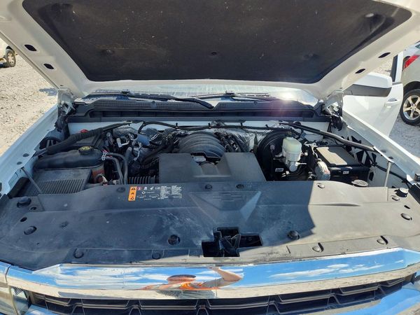 2018 CHEVROLET SILVERADO LT — Engine bay