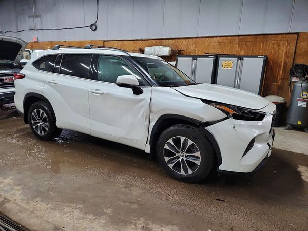 2021 TOYOTA HIGHLANDER XLE Nav