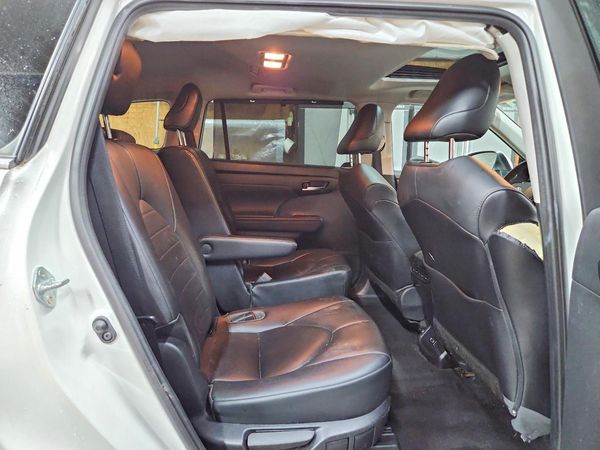 2021 TOYOTA HIGHLANDER XLE Nav