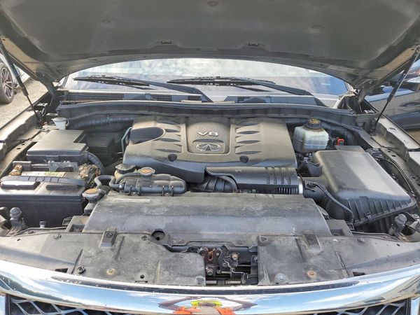 2016 INFINITI QX80 — Engine bay