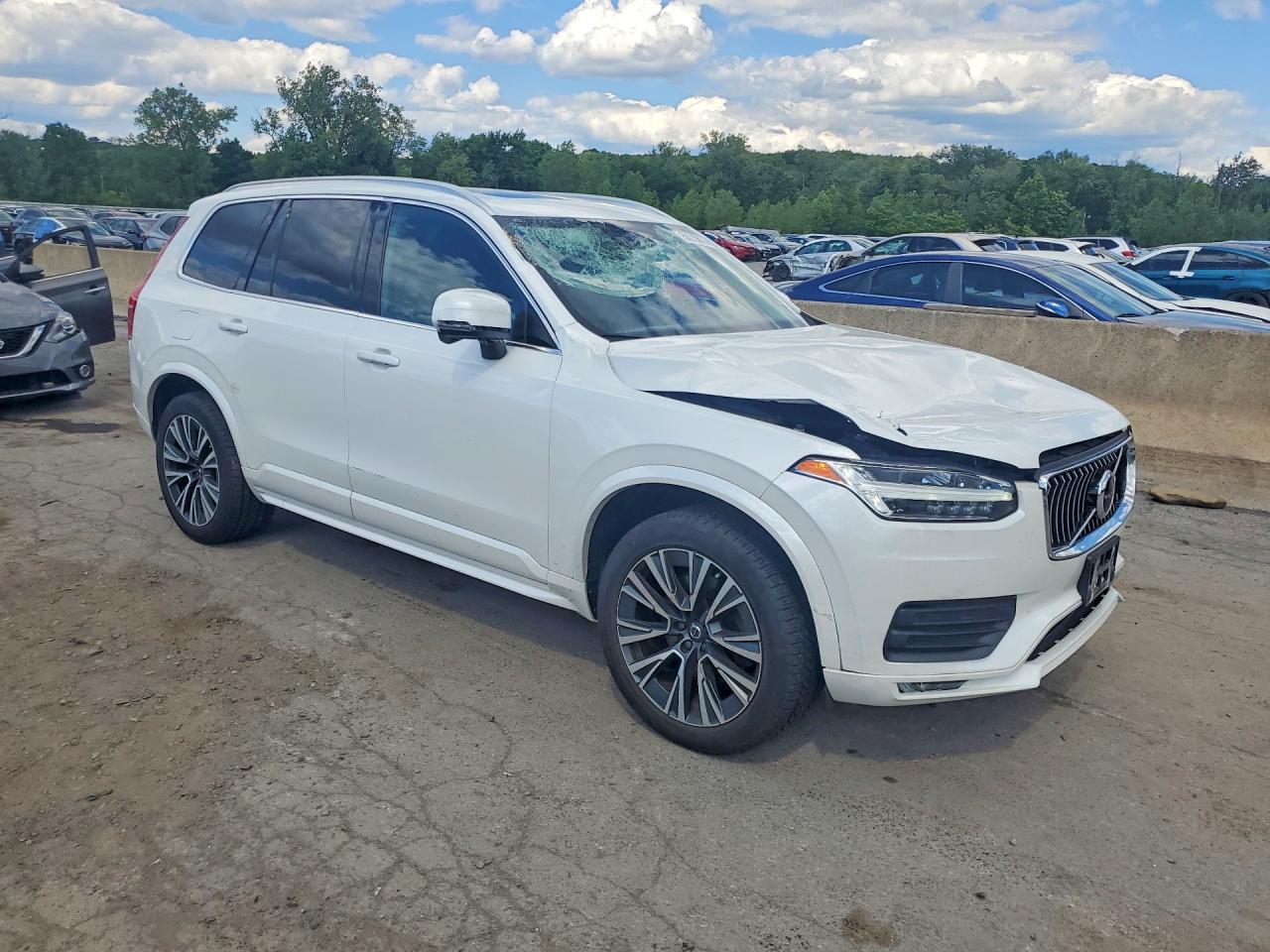2020 VOLVO XC90 Momentum