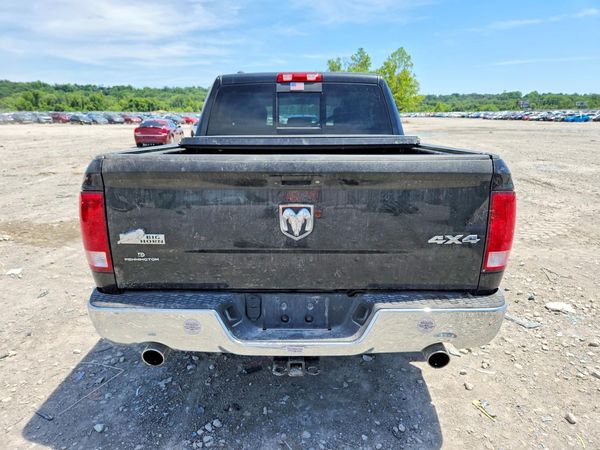 2016 RAM 1500 SLT CREW CAB 4X4