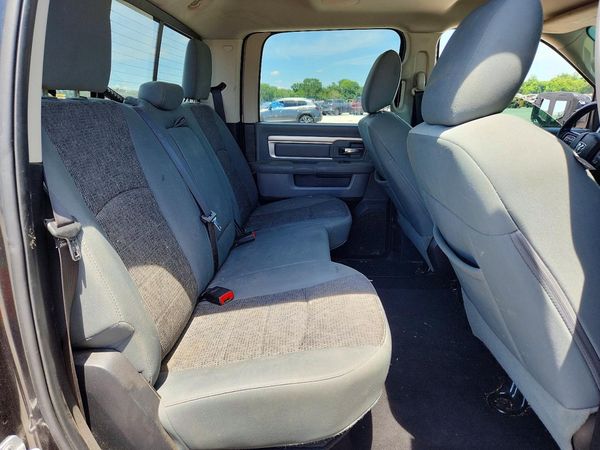 2016 RAM 1500 SLT CREW CAB 4X4