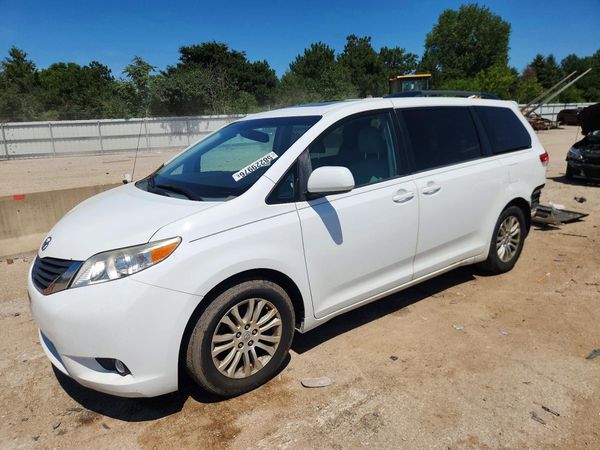 2014 TOYOTA SIENNA