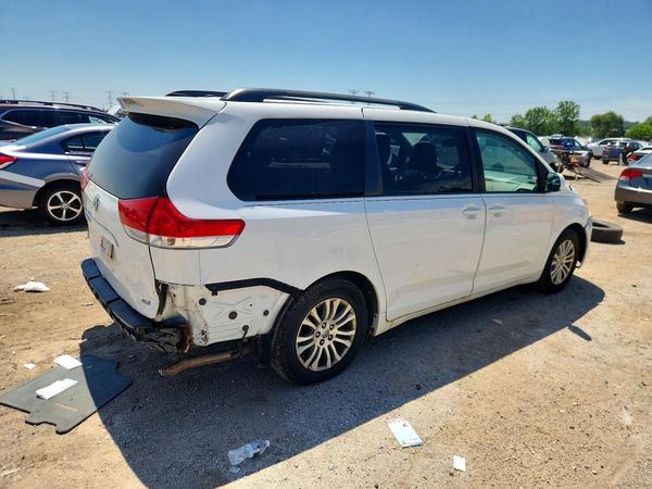 2014 TOYOTA SIENNA