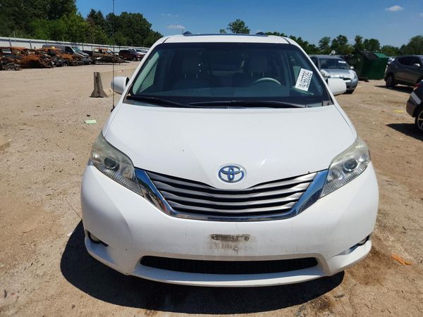 2014 TOYOTA SIENNA