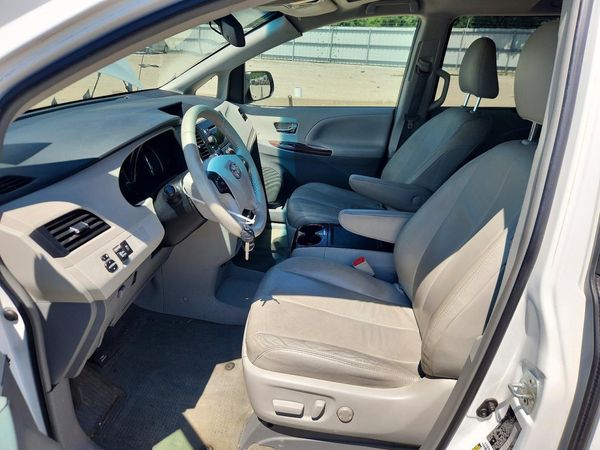 2014 TOYOTA SIENNA