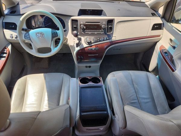 2014 TOYOTA SIENNA