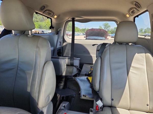 2014 TOYOTA SIENNA