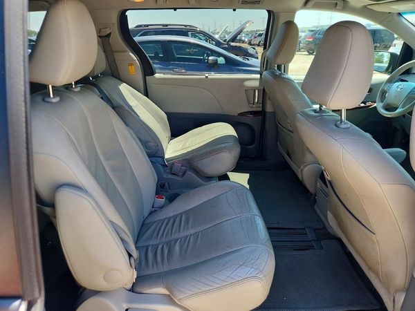 2014 TOYOTA SIENNA