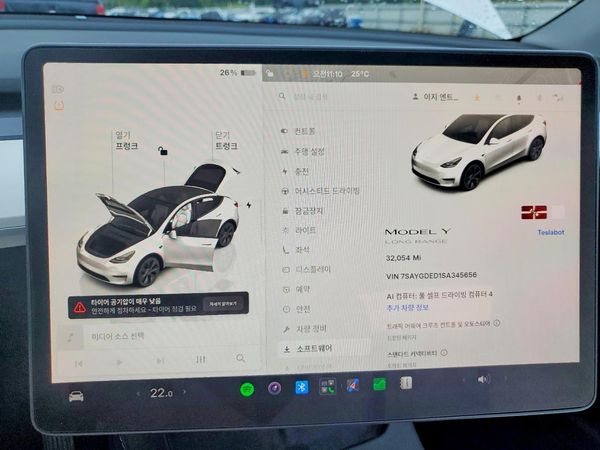2025 TESLA MODEL Y