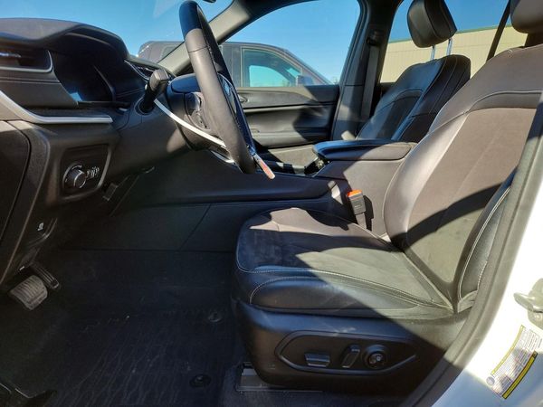 2023 JEEP GRAND CHEROKEE Laredo, Altitude