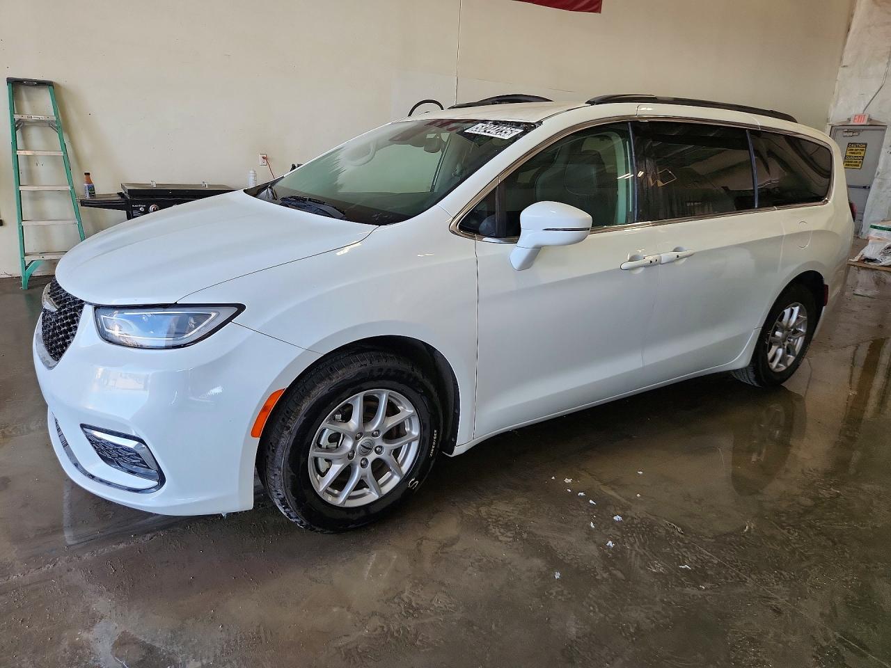 2022 CHRYSLER PACIFICA Touring L — Front 3/4