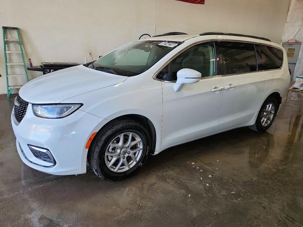 2022 CHRYSLER PACIFICA Touring L — Front 3/4