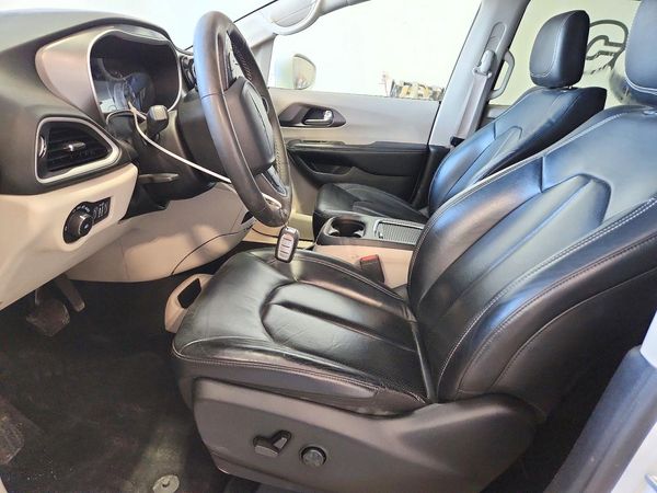2022 CHRYSLER PACIFICA Touring L — DENT