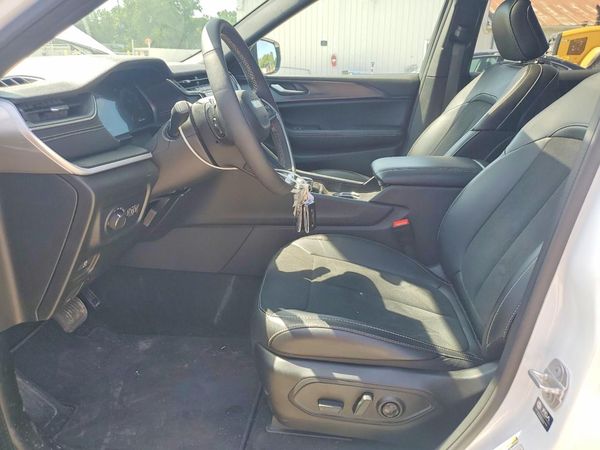 2025 JEEP GRAND CHEROKEE Laredo, Altitude