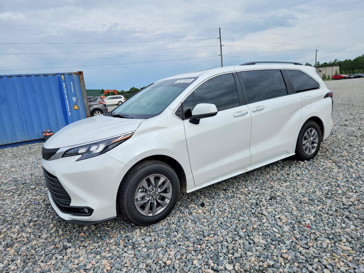 2026 TOYOTA SIENNA XLE — Front 3/4