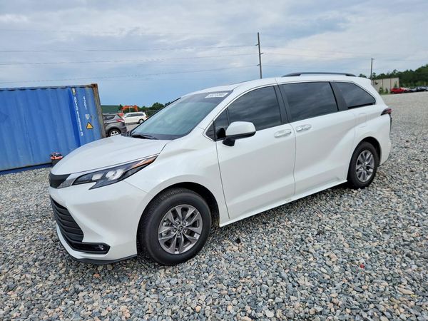 2026 TOYOTA SIENNA XLE — Front 3/4