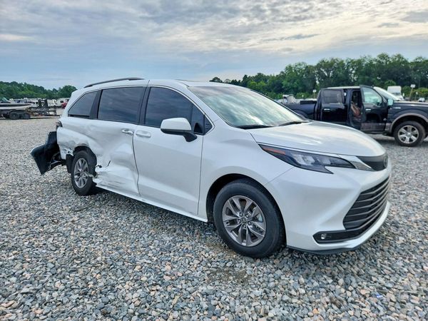 2026 TOYOTA SIENNA XLE — Passenger 3/4