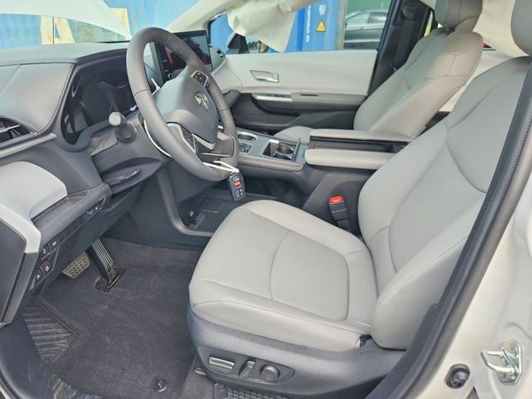 2026 TOYOTA SIENNA XLE — DENT