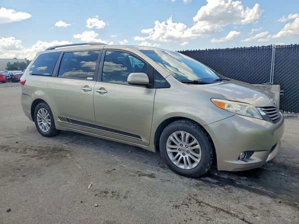 2015 TOYOTA SIENNA