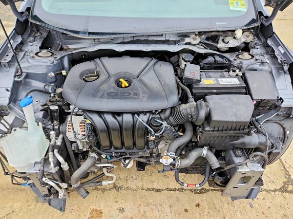 2017 HYUNDAI ELANTRA — Engine bay