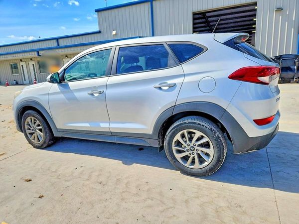 2017 HYUNDAI TUCSON SE (no options)