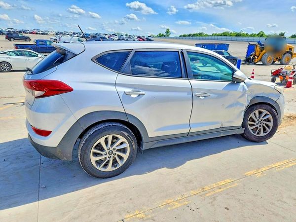 2017 HYUNDAI TUCSON SE (no options)
