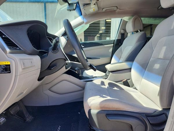 2017 HYUNDAI TUCSON SE (no options)