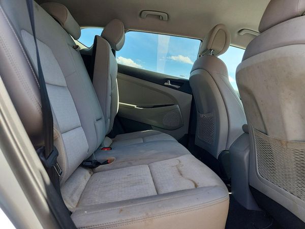 2017 HYUNDAI TUCSON SE (no options)