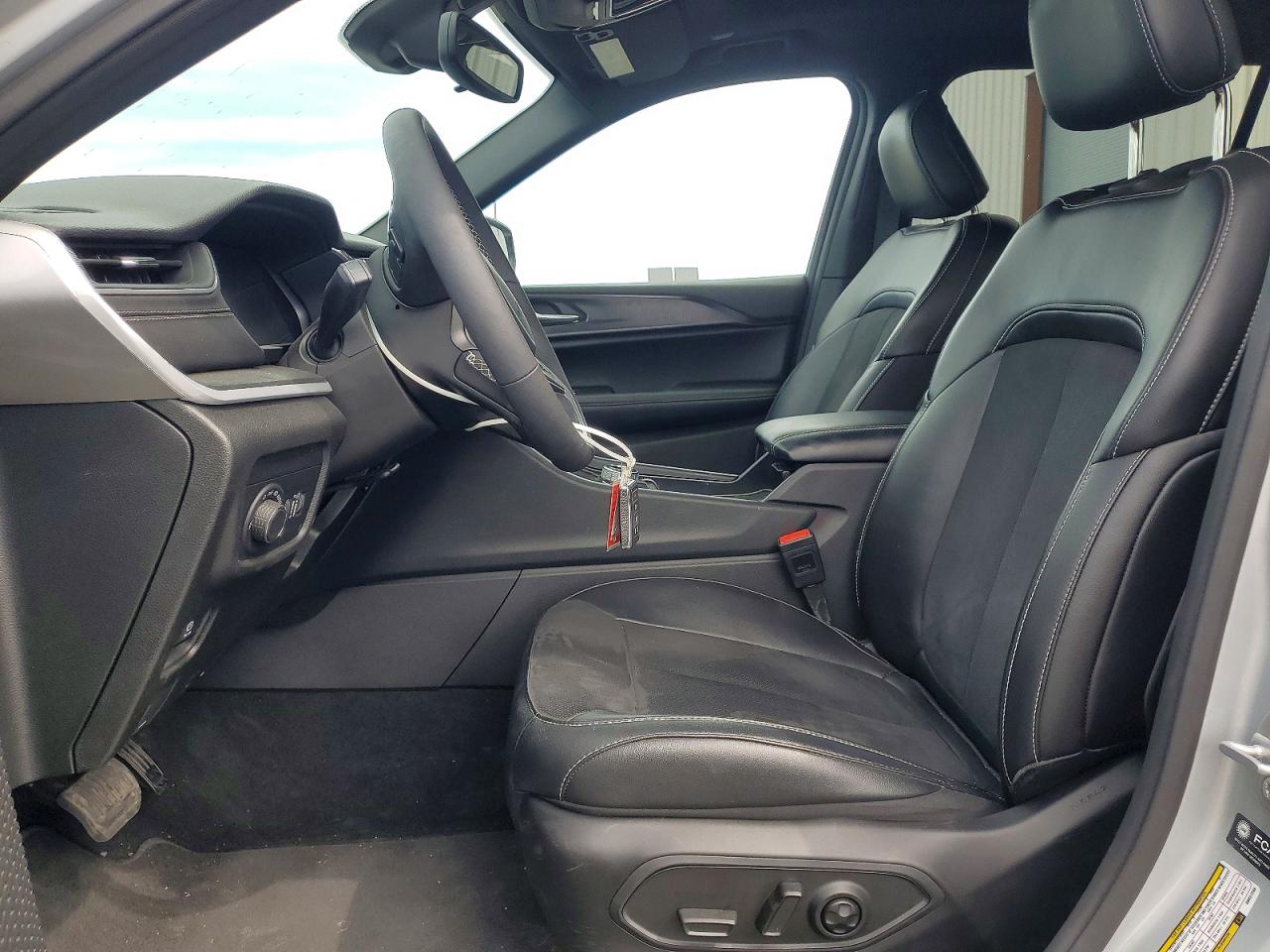 2025 JEEP GRAND CHEROKEE Laredo, Altitude