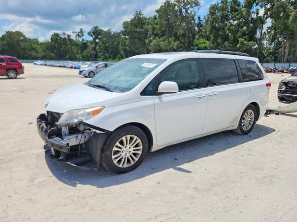 2014 TOYOTA SIENNA