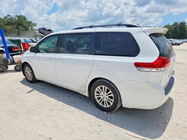 2014 TOYOTA SIENNA