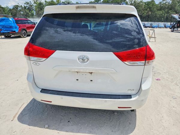 2014 TOYOTA SIENNA