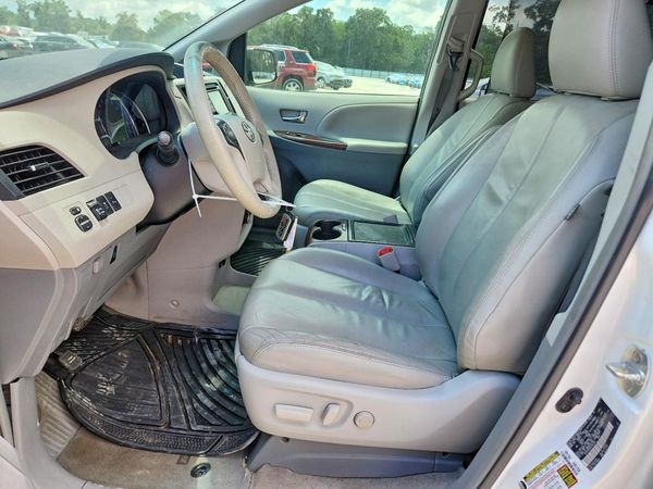 2014 TOYOTA SIENNA
