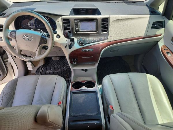 2014 TOYOTA SIENNA