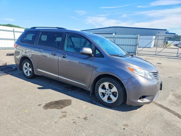 2017 TOYOTA SIENNA LE Mobility/LE
