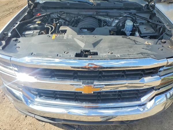 2018 CHEVROLET SILVERADO LT — Engine bay